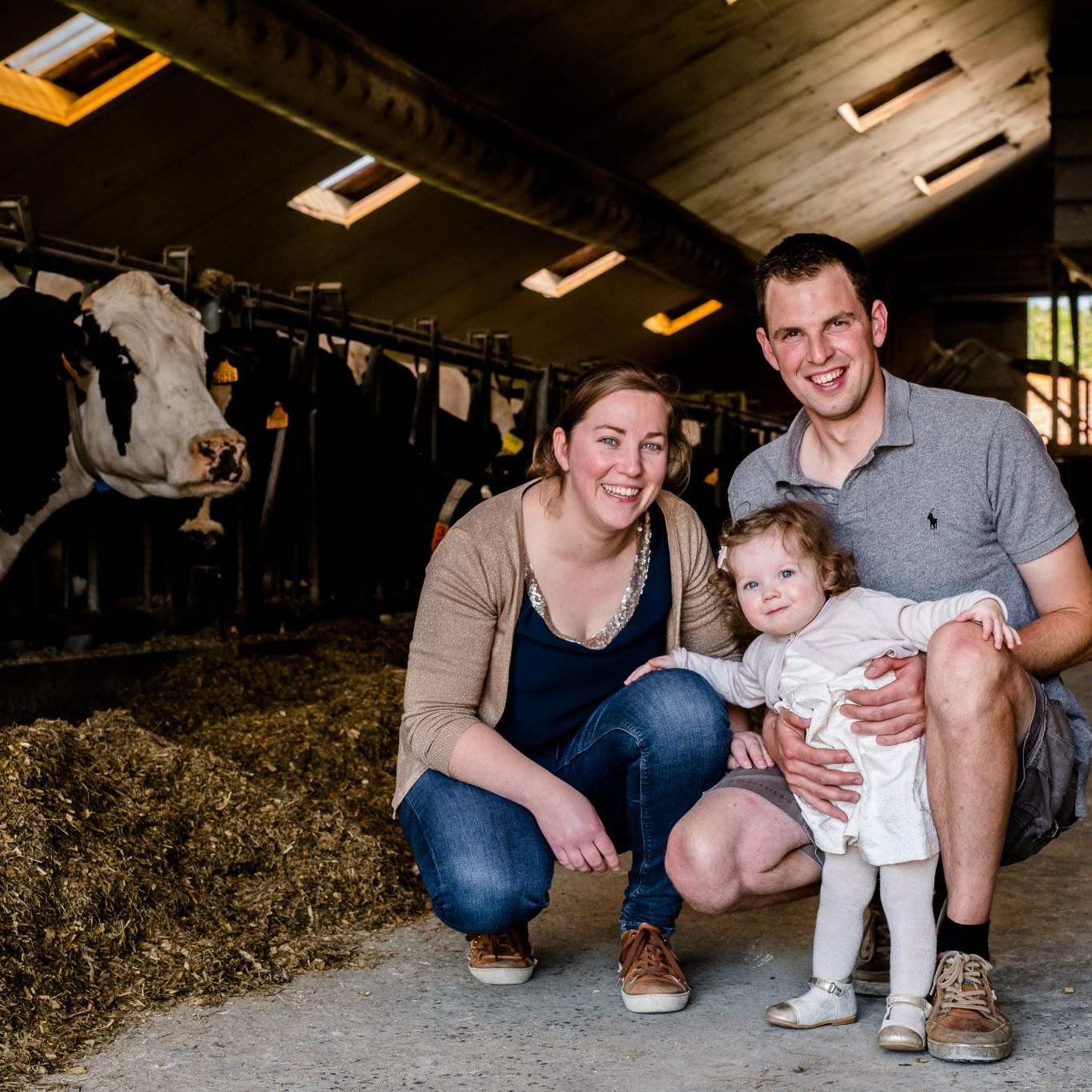 De familie van ’t Schottenhof tussen de melkkoeien