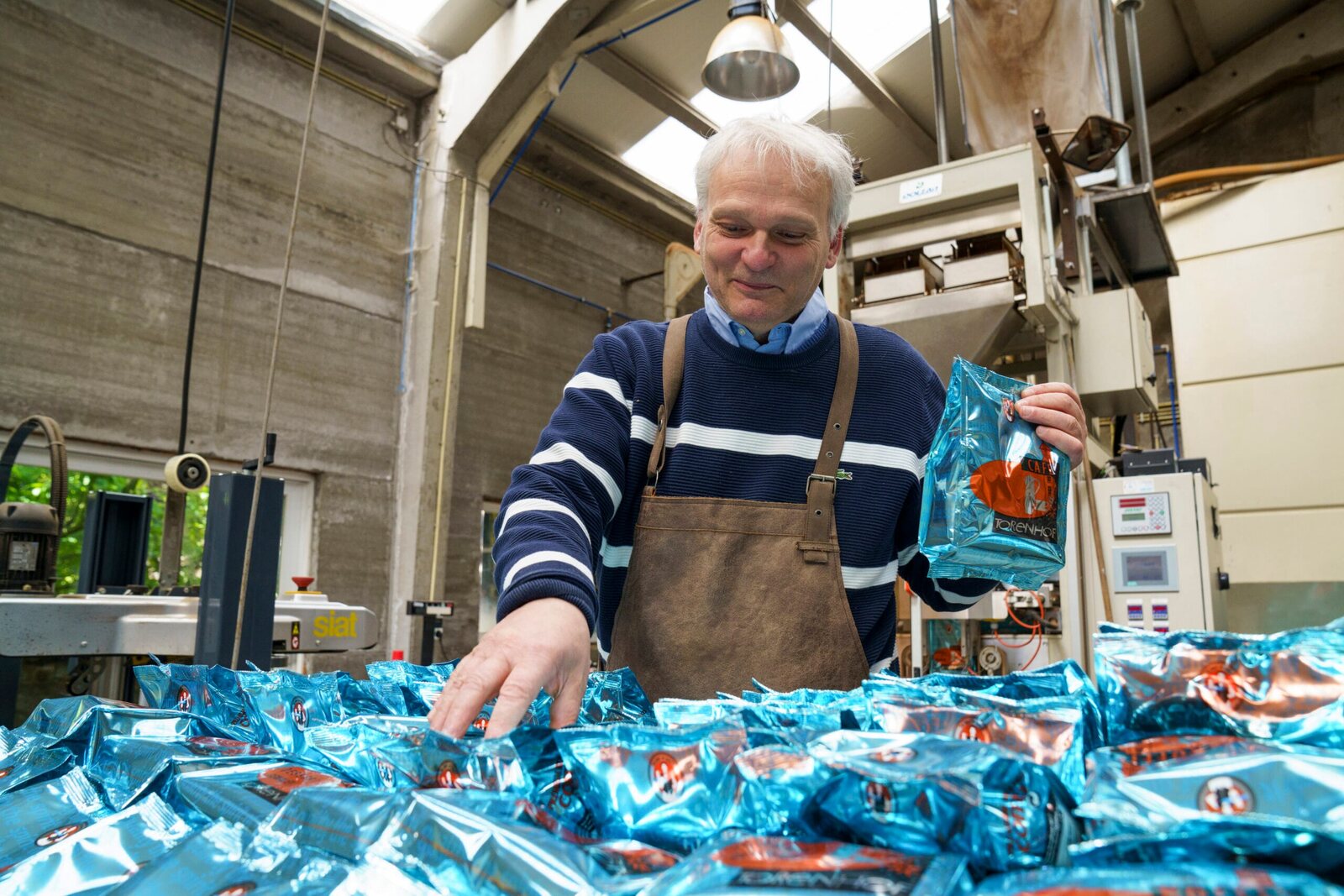 Koffiebrander aan het werk bij Koffie Torenhof in Eernegem