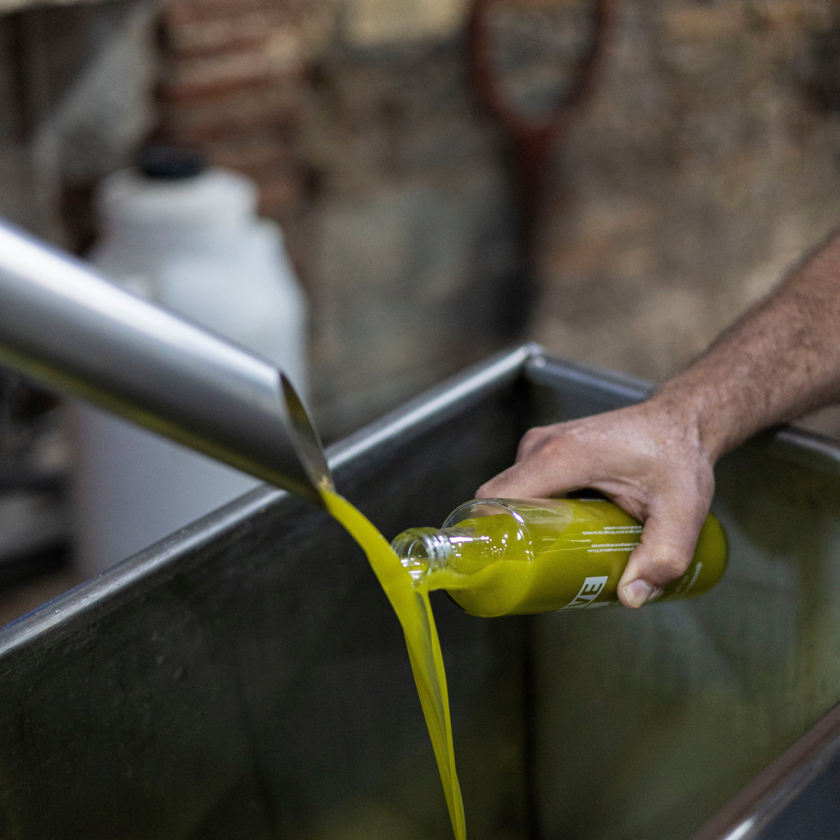 Verse olijfolie bij Olive Oil from the Sea
